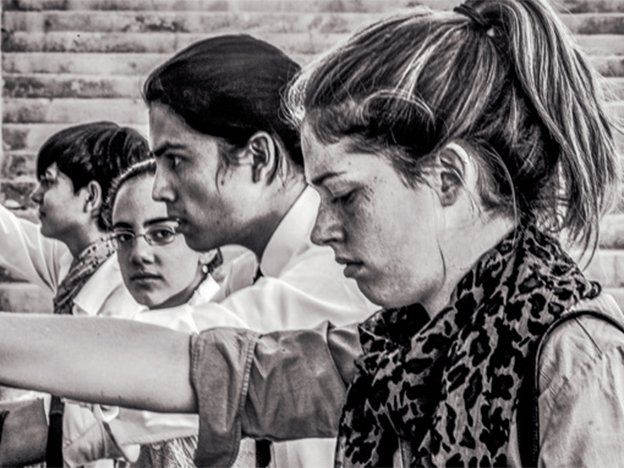 Cuatro jóvenes actores hablan de la burocracia y la soledad en el estreno teatral Reclamos internos