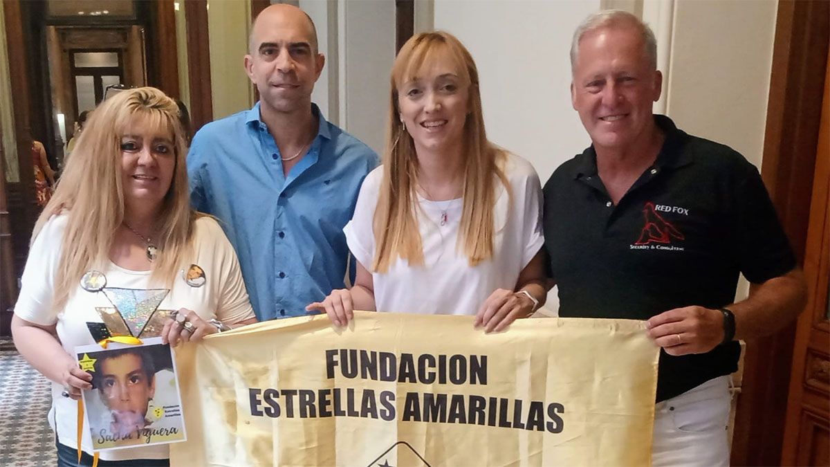 Fernández Sagasti se reunió con la Fundación Estrellas Amarillas minutos antes de que comenzara la reunión de Comisión en el Senado.