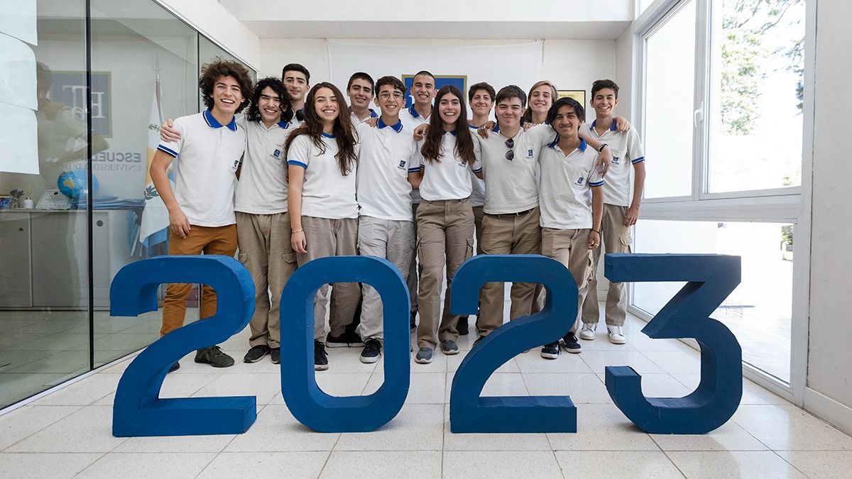 Un año colmado de experiencias aeroespaciales, que incluyeron vuelos, entrevistas con expertos y prácticas en laboratorio, vivieron los adolescentes. Un año colmado de experiencias aeroespaciales, que incluyeron vuelos, entrevistas con expertos y prácticas en laboratorio, vivieron los adolescentes.