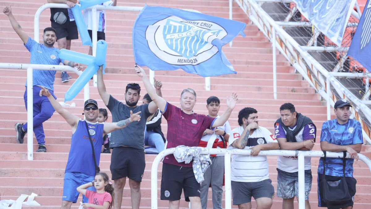 Los hinchas de Godoy Cruz comenzaron a llegar al Malvinas Argentinas cerca de la hora de inicio del partido contra Talleres. Los hinchas de Godoy Cruz comenzaron a llegar al Malvinas Argentinas cerca de la hora de inicio del partido contra Talleres.