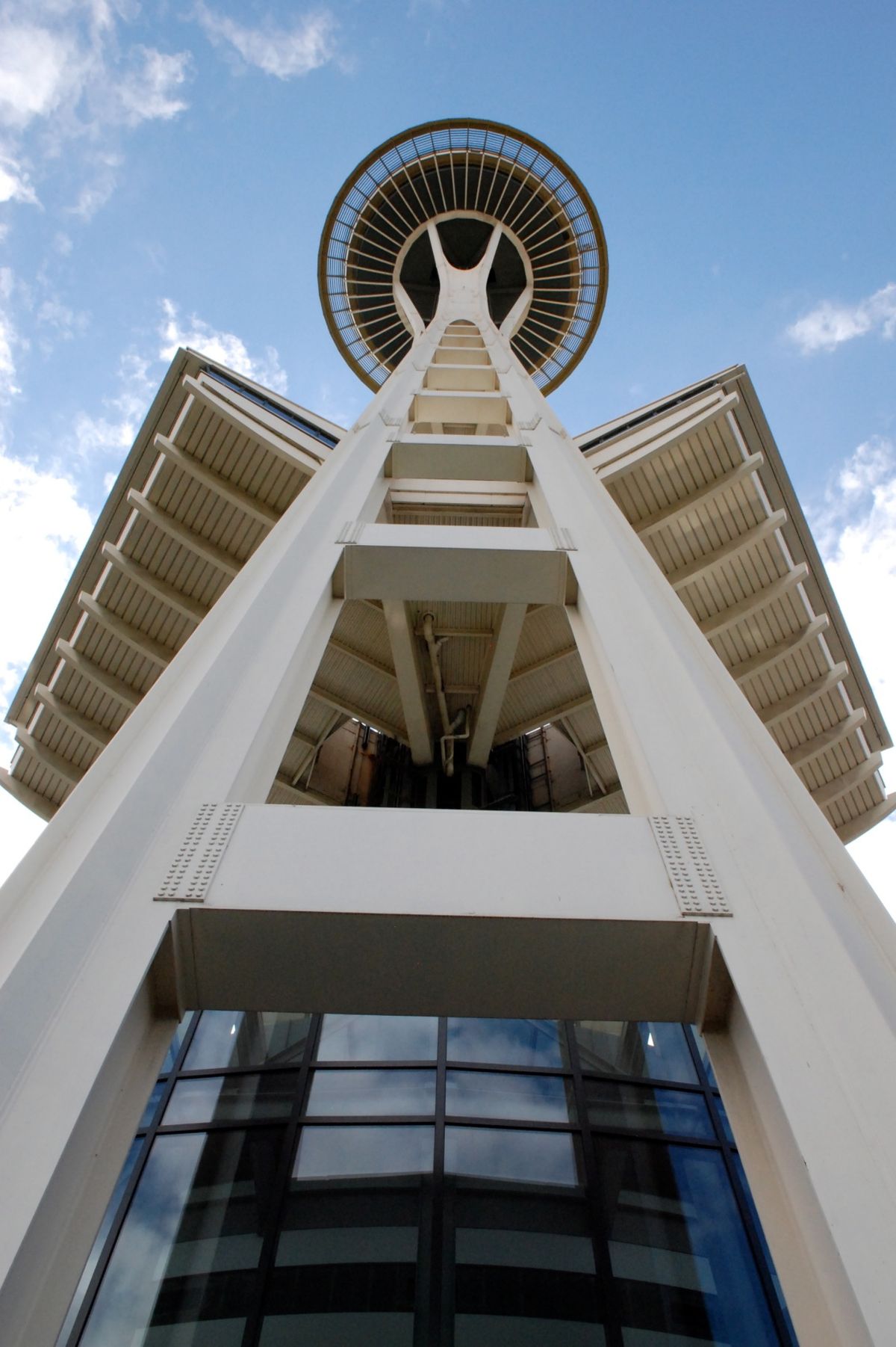 Space Needle se ubica en el 400 Broad St., en Seattle. Imagen Wikimedia. Space Needle se ubica en el 400 Broad St., en Seattle. Imagen Wikimedia.
