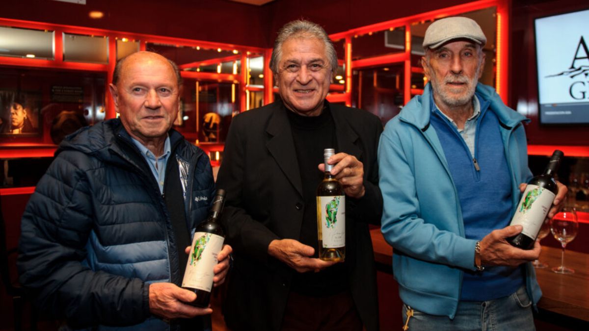El Pato Fillol presentó su línea de vinos junto a sus campañeros campeones mundiales del 78, Omar Larrosa y Julio Villa.