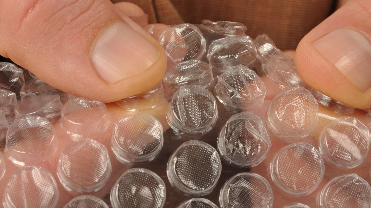Aprende a impermeabilizar tus ventanas con este barato material.