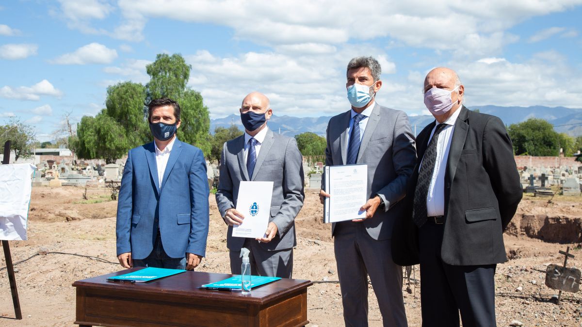 Participaron del acto de descubrimiento de una plaqueta en el fatídico Cuadro 33 del cementerio: (de izq. a der.) Andrés Lombardi (presidente de la Cámara de Diputados); el presidente de la Suprema Corte de Justicia, Dalmiro Garay; el intendente Ulpiano Suarez; y el presidente provisional del Senado, Juan Carlos Jaliff.