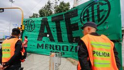Escaló el conflicto con ATE y el Gobierno de Mendoza aumentará los sueldos de los estatales representados por el gremio por decreto. Escaló el conflicto con ATE y el Gobierno de Mendoza aumentará los sueldos de los estatales representados por el gremio por decreto.
