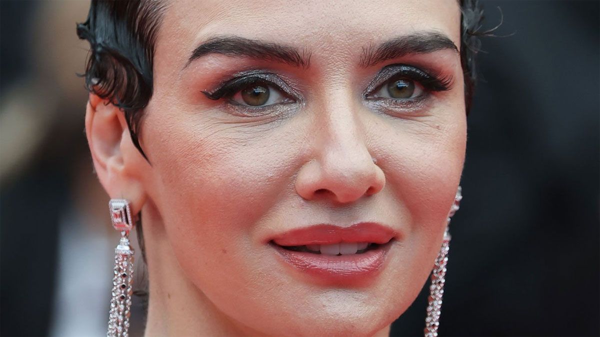 La actriz Birce Akalay la rompe protagonizando a Lale Kirán en la serie de Netflix.