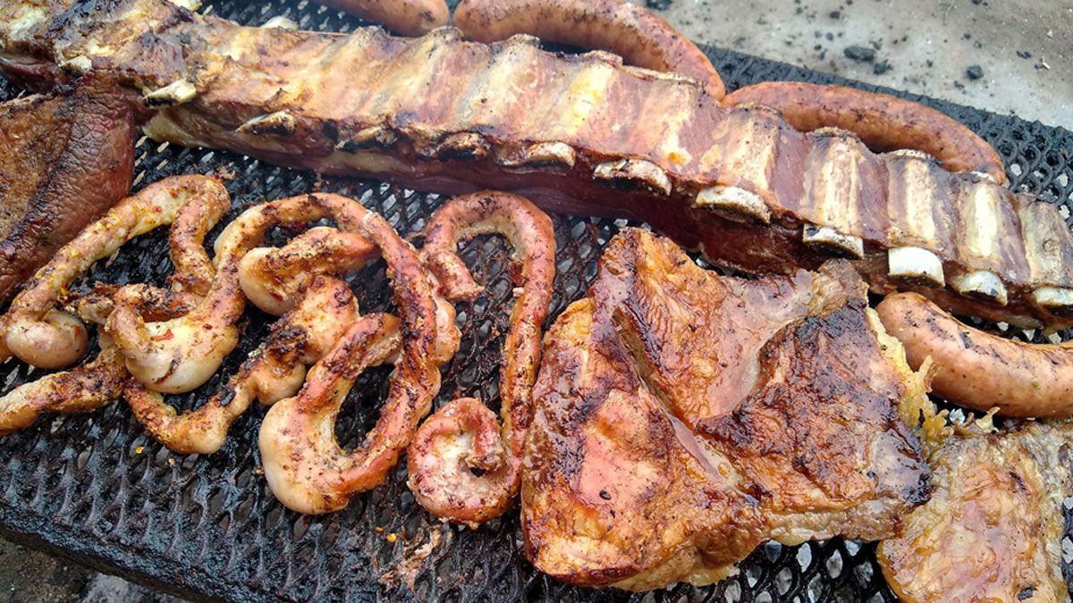 El asado es un ritual para los argentinos, que tiran a la parrilla todo tipo de cortes de carnes, desde los más económicos hasta los más caros.
