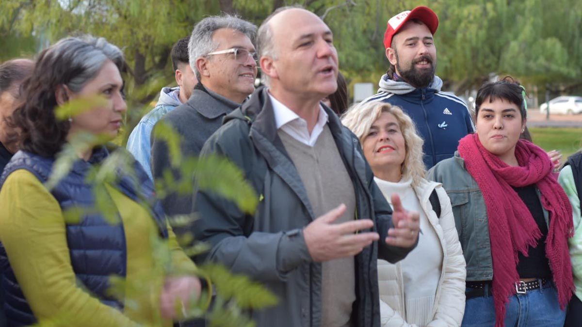 Guillermo Carmona con los jóvenes de Avanza Mendoza.