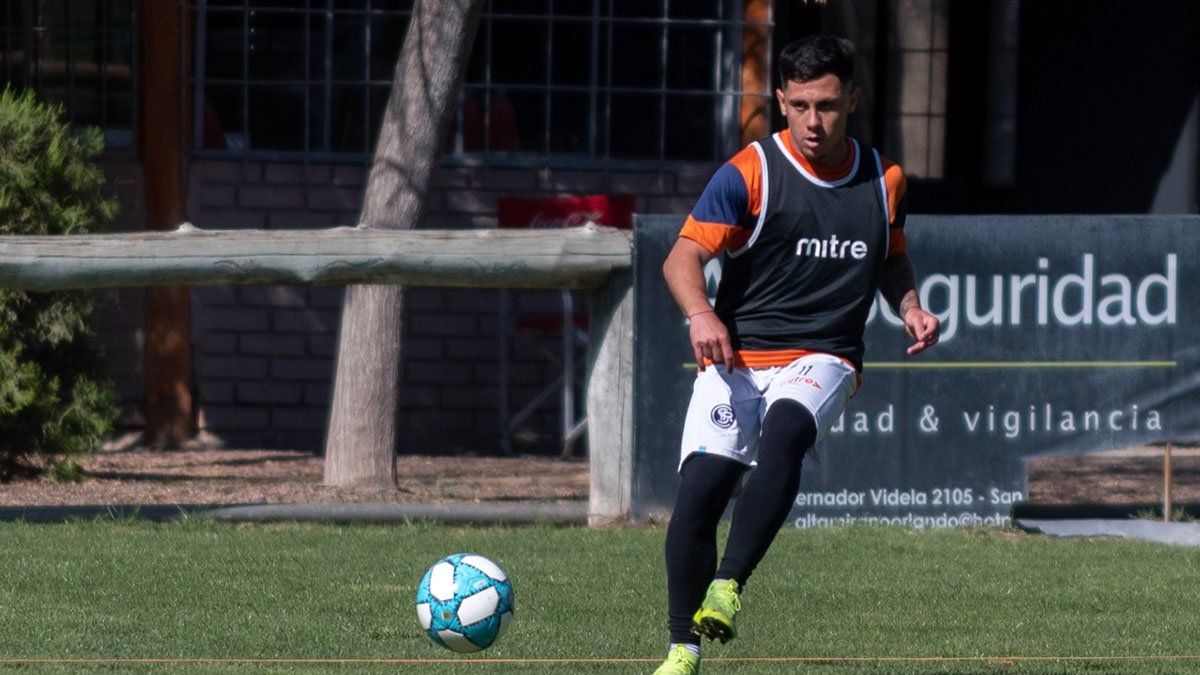 El volante Nicolás Garrasi está en plena acción (Foto: gentileza prensa Independiente Rivadavia).