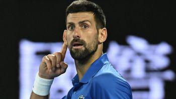 Novak Djokovic se quedó con la batalla de guerreros ante Carlos Alcaraz y avanzó a semis del Abierto de Australia