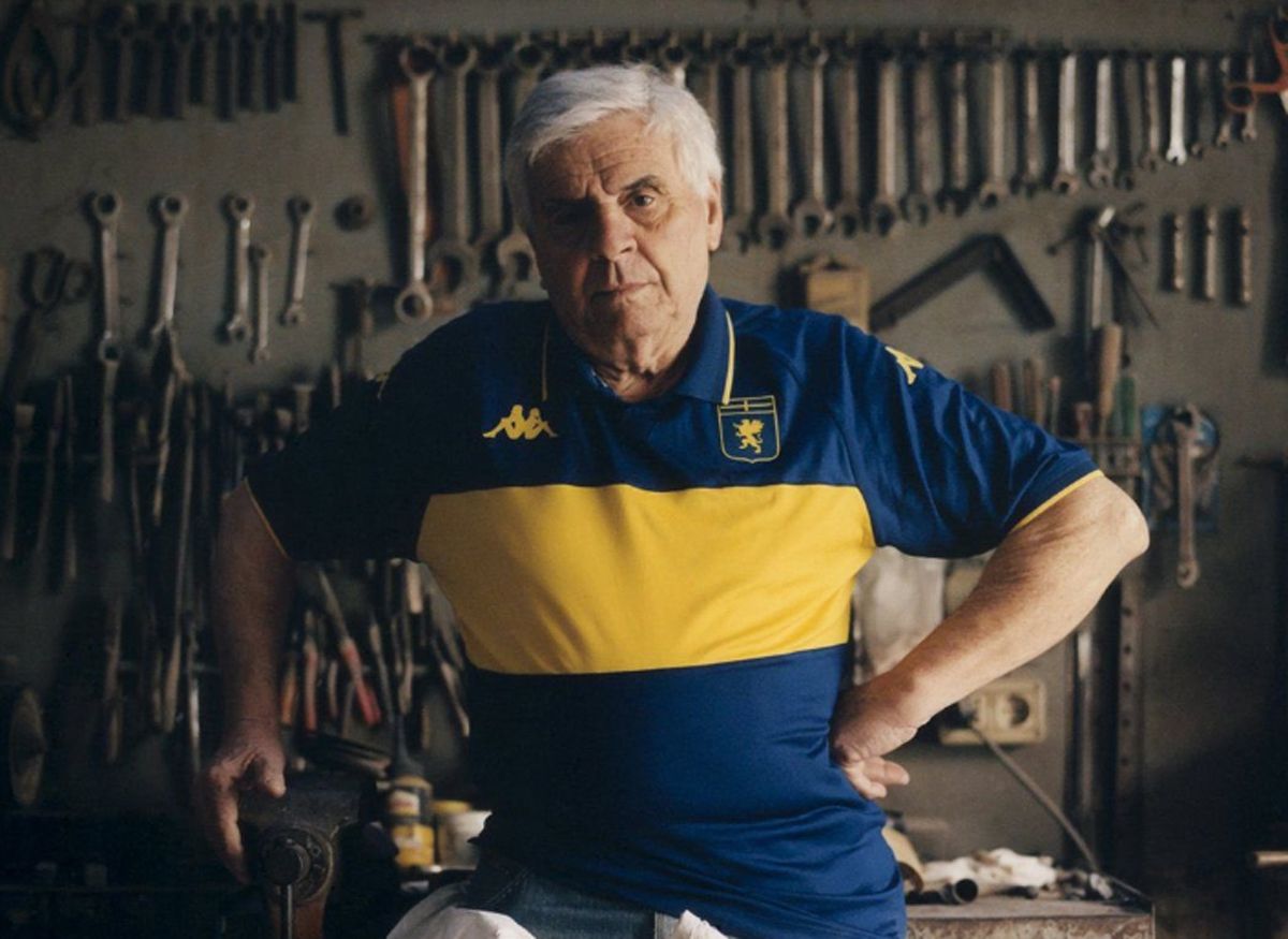 La camiseta azul y amarilla del Genoa.
