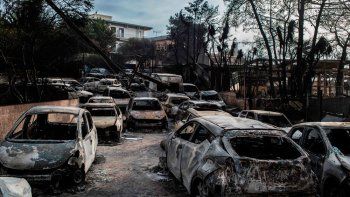 El incendio más letal de Grecia: 81 muertos y familiares desesperados