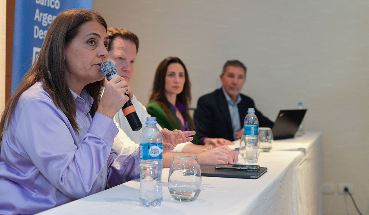Gabriela Lizana en la presentación de créditos para empresas mendocinas.