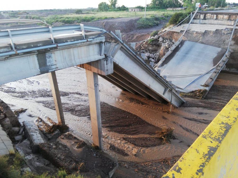 Uno de los puentes de la ruta 40 a la altura de Anchoris que se cayó hace más de 30 años y que sigue sin restablecerse. 