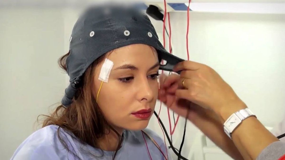 Electroencefalografista es el especialista que emplea una máquina llamada electroencefalógrafo para registrar la actividad eléctrica del cerebro. Electroencefalografista es el especialista que emplea una máquina llamada electroencefalógrafo para registrar la actividad eléctrica del cerebro.