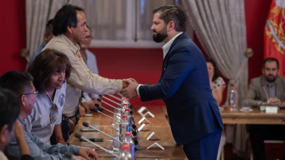 Consejo de Pueblos Atacameños en diciembre de 2024 para "escuchar sus inquietudes" y "establecer vías de trabajo colaborativo" en torno a la Estrategia Nacional del Litio (Imagen: Ximena Navarro / Dirección de Prensa, Presidencia de la República de Chile) Consejo de Pueblos Atacameños en diciembre de 2024 para "escuchar sus inquietudes" y "establecer vías de trabajo colaborativo" en torno a la Estrategia Nacional del Litio (Imagen: Ximena Navarro / Dirección de Prensa, Presidencia de la República de Chile)