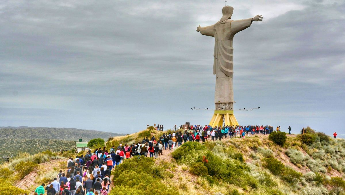 El Cristo Rey Tupungato fue erigido sobre la Ruta Provincial 86, en la pintoresca zona del Camino de los Cerrillos. Representa a Cristo con los brazos abiertos, como si bendijera al Valle de Tupungato. El Cristo Rey Tupungato fue erigido sobre la Ruta Provincial 86, en la pintoresca zona del Camino de los Cerrillos. Representa a Cristo con los brazos abiertos, como si bendijera al Valle de Tupungato. 