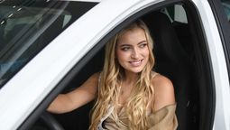 La Reina Nacional de la Vendimia Azul Antolínez recibió este martes su auto 0 km como premio. Dijo que le será una herramienta útil para recorrer la provincia durante su mandato. La Reina Nacional de la Vendimia Azul Antolínez recibió este martes su auto 0 km como premio. Dijo que le será una herramienta útil para recorrer la provincia durante su mandato.