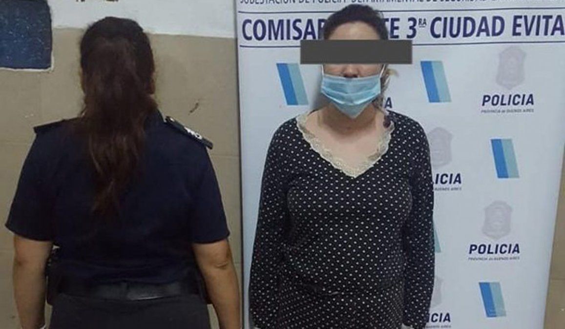 Tras el choque y una discusión, la mujer intentó escapar y el conductor del otro auto se trepó al capot y murió al caer al asfalto. Quedó detenida acusada de homicidio