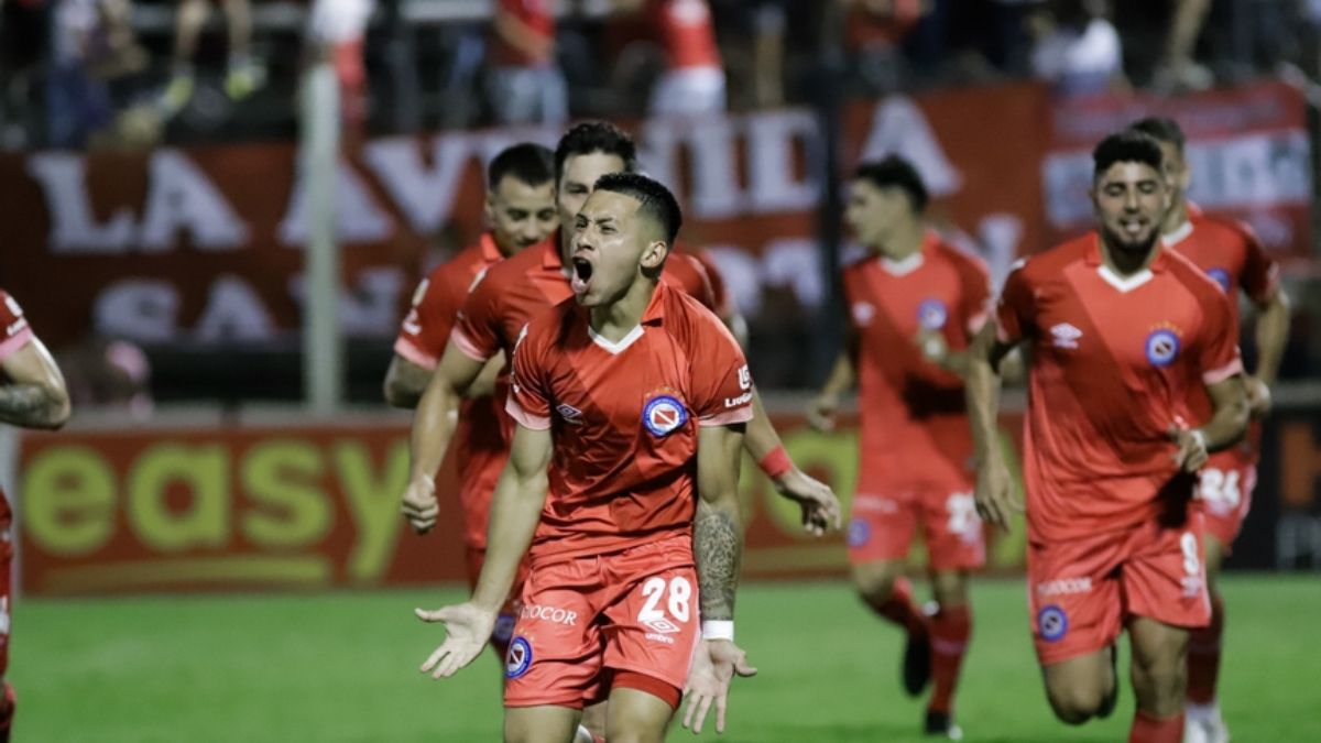 Matías Perelló puso el 2 a 1 definitivo para darle el pase de ronda a Argentinos Juniors. Matías Perelló puso el 2 a 1 definitivo para darle el pase de ronda a Argentinos Juniors.