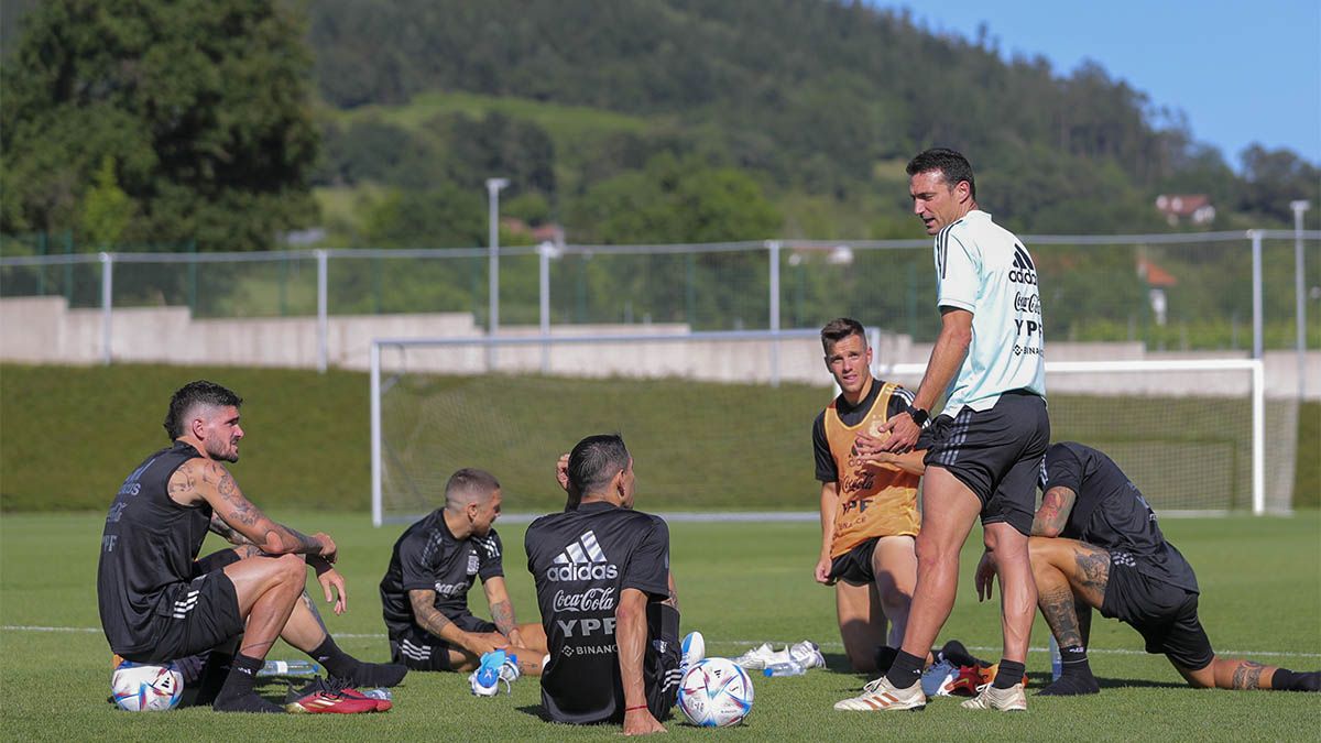 El técnico de la Selección Argentina, Lionel Scaloni, dialoga con sus jugadores.