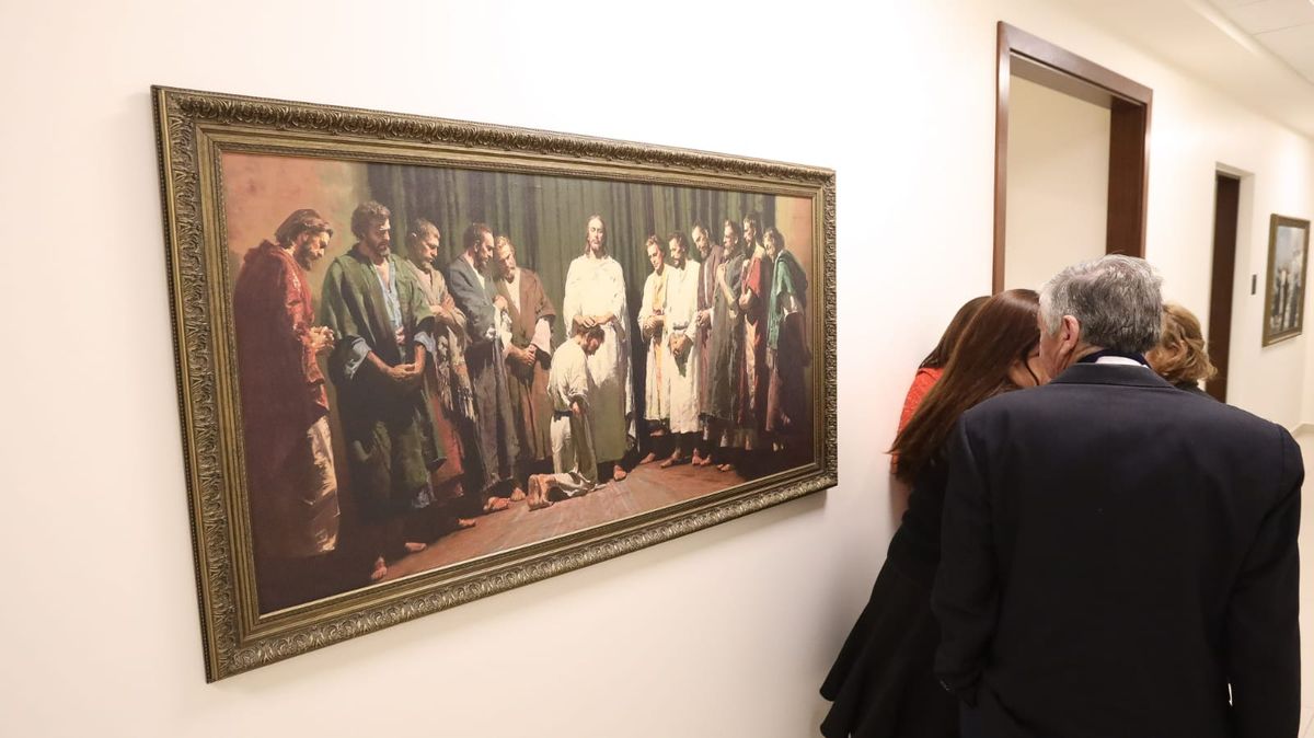 Las pinturas que se exhiben en los pasillos son de carácter religioso, réplicas de obras famosas que representan distintos momentos de la historia de Jesús. Las pinturas que se exhiben en los pasillos son de carácter religioso, réplicas de obras famosas que representan distintos momentos de la historia de Jesús.