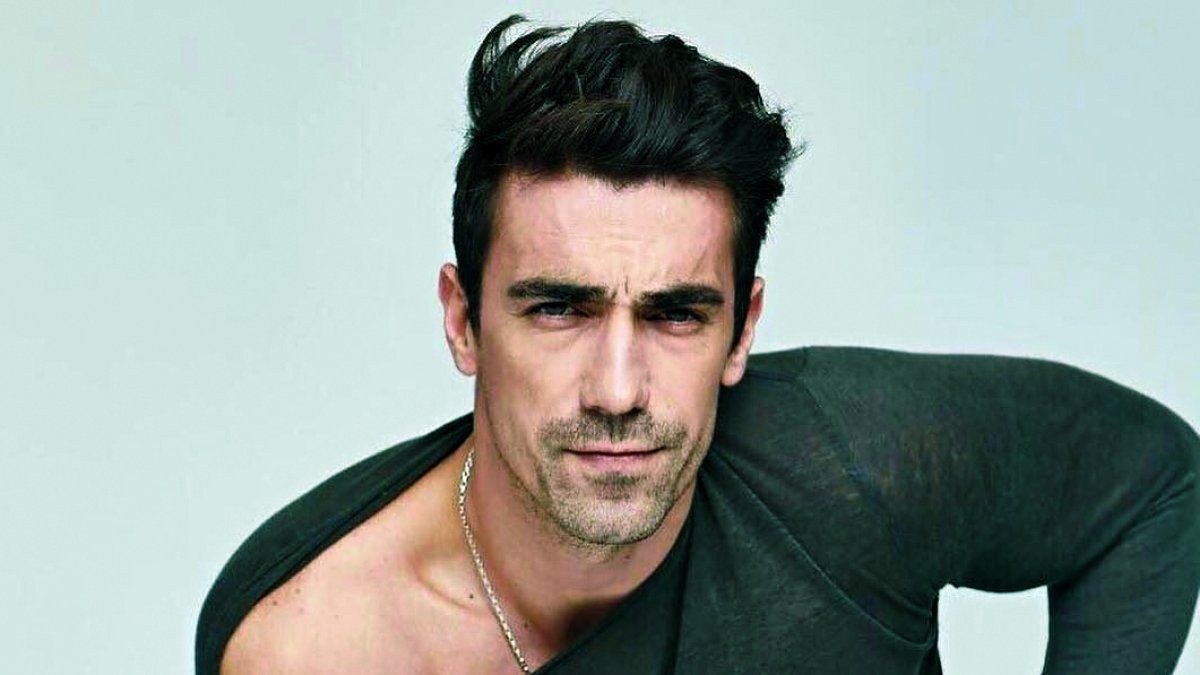 Ibrahim Çelikkol. El estelar galán turco es la estrella de la serie Amores cruzados. 