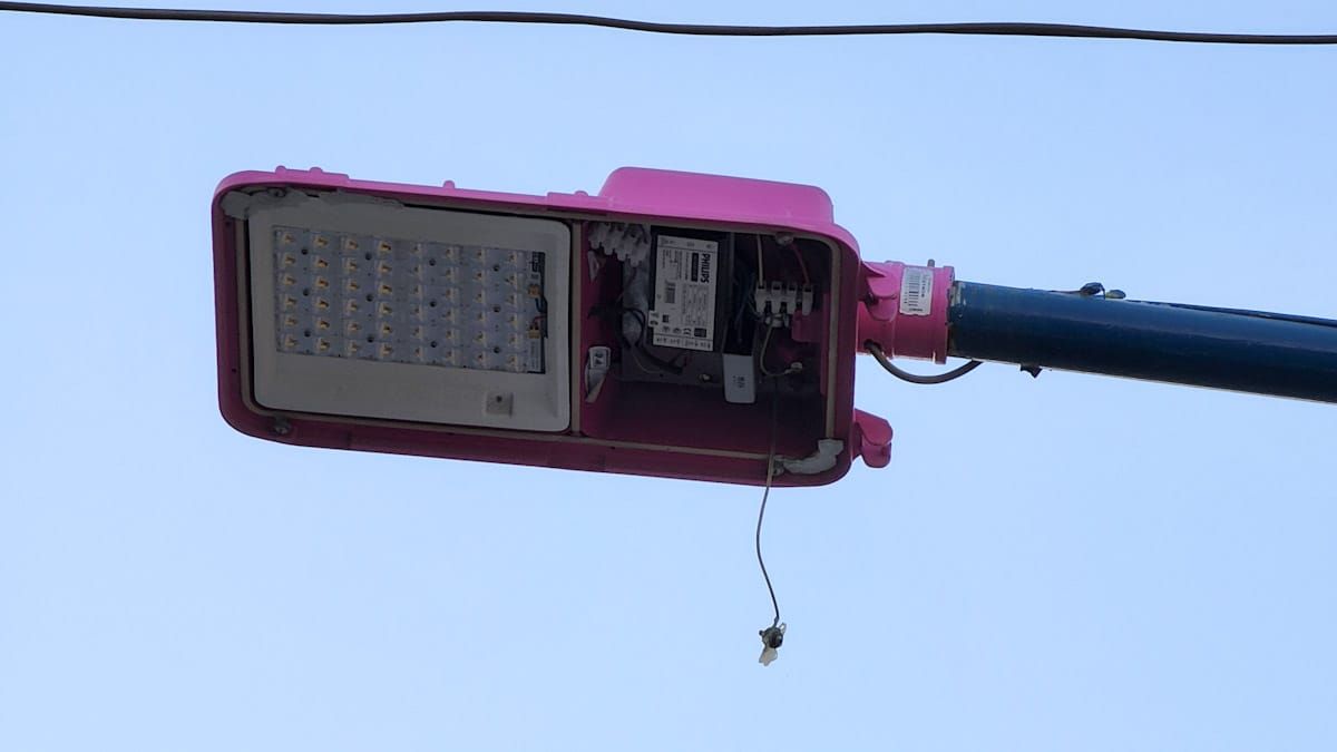 Aseguraron que las lunimarias de la nueva Autopista Urbana, de Godoy Cruz, son vandalizadas y robadas de manera permanente.