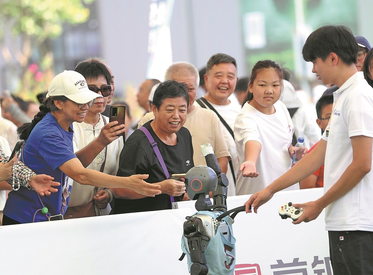 Los visitantes interactúan con un robot en la Feria Internacional de Comercio de Servicios de China 2025