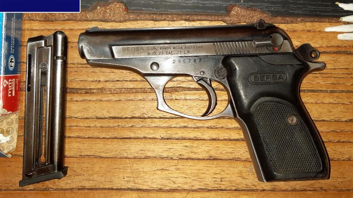 El detenido tenía en su poder una pistola Bersa calibre 22 cargada.