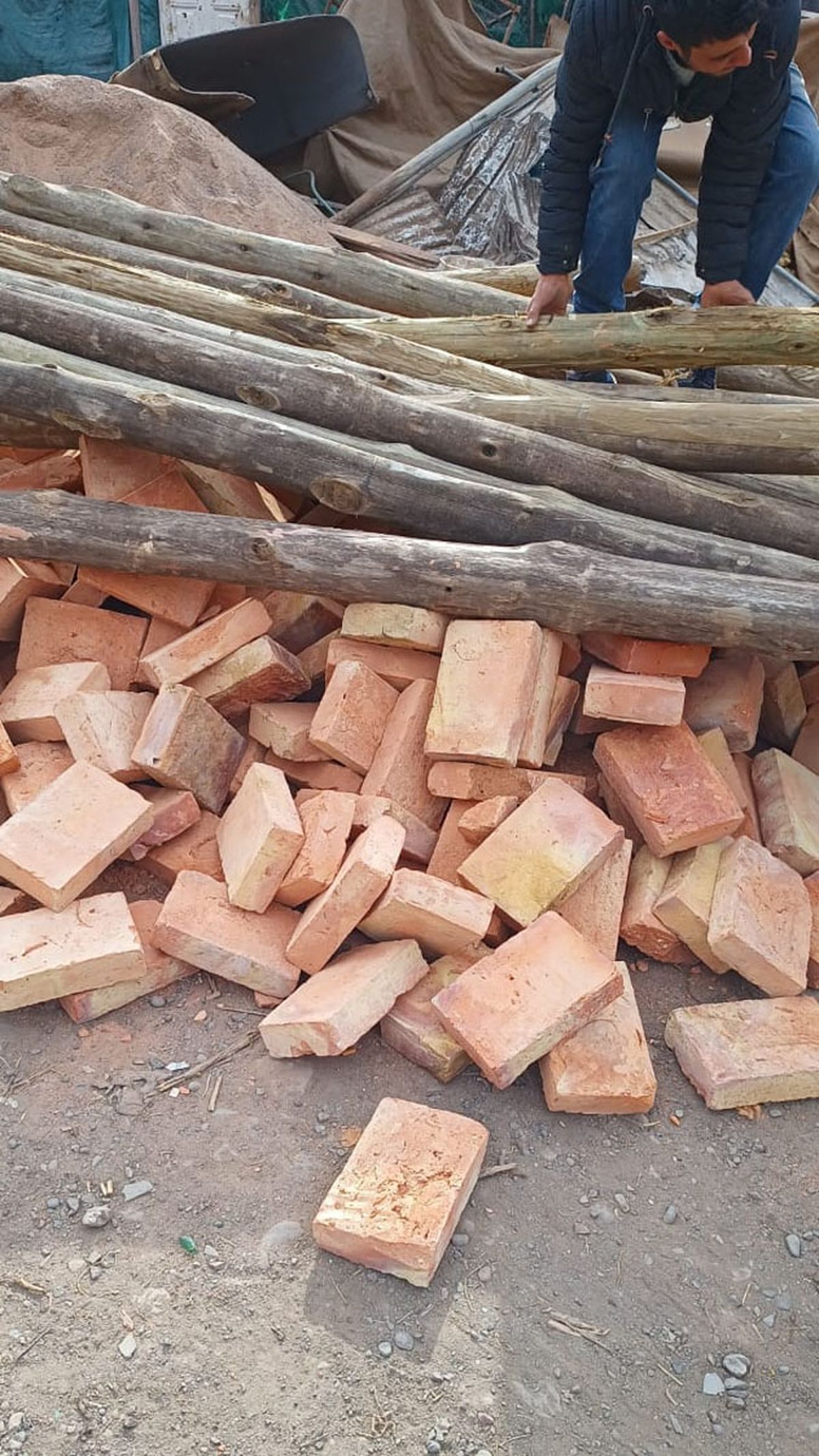 La familia de Ciro recibió ladrillos, palos, tejas de plástico y cemento para comenzar a construir su casa en Guaymallén.