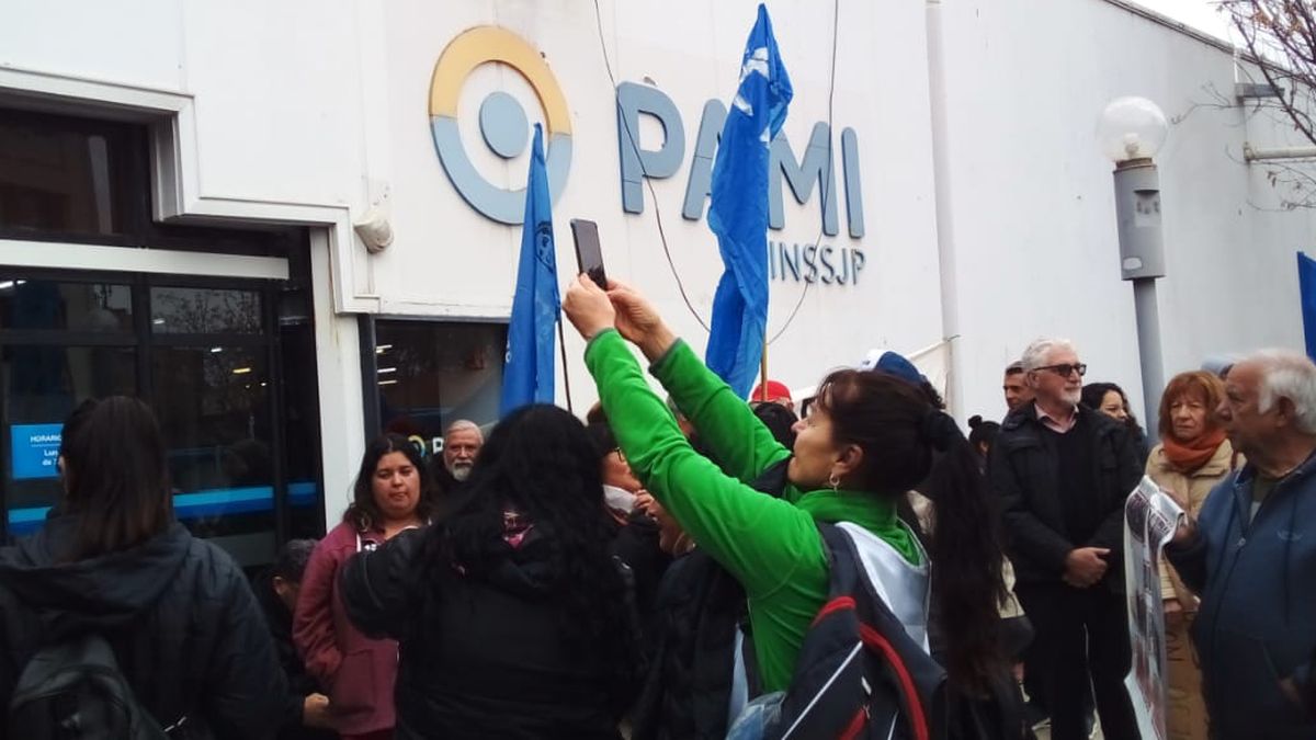 Jubilados han protestado en la puerta del PAMI por la falta de entrega de medicamentos con el 100% de cobertura. Jubilados han protestado en la puerta del PAMI por la falta de entrega de medicamentos con el 100% de cobertura.