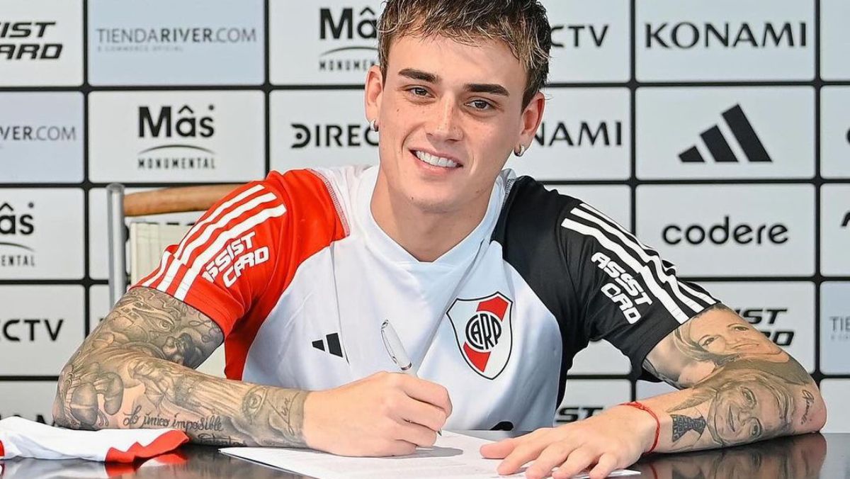 Momento de la firma de su contrato con River Plate. Nicolás Fonseca viene a reforzar el mediocampo del equipo de Martín Demichelis.