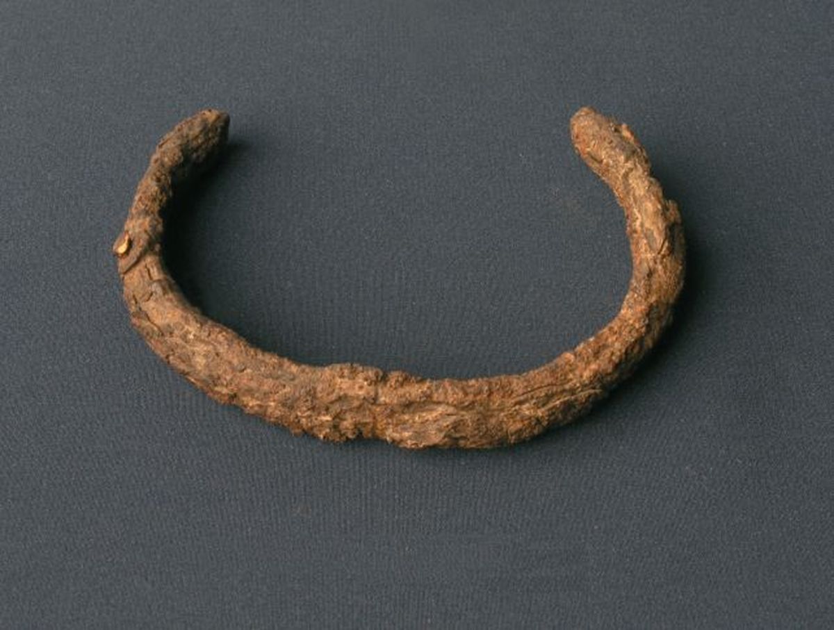 Una simple pulsera de hierro estaba entre los objetos preciosos del pasado. Una simple pulsera de hierro estaba entre los objetos preciosos del pasado.