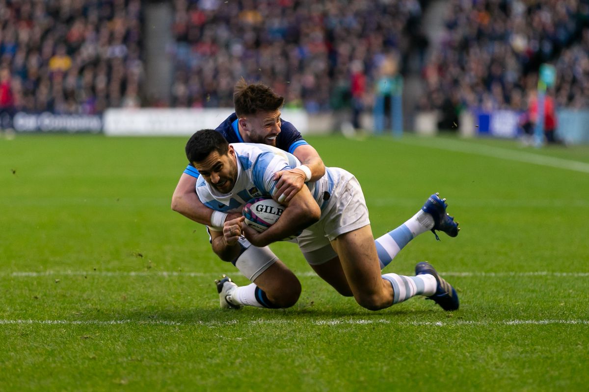 Jero De la Fuente apoyó el primer try argentino