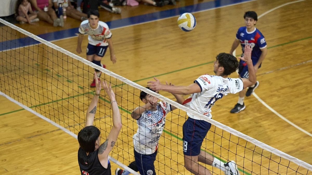 El central Mat&iacute;as Herrera, de Regatas pegando una pelota de primer tiempo ante la mirada de los jugadores de General San Mart&iacute;n.