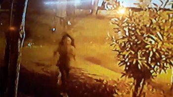 Video: motochorro le robó la tablet a una nena en una plaza y escapó