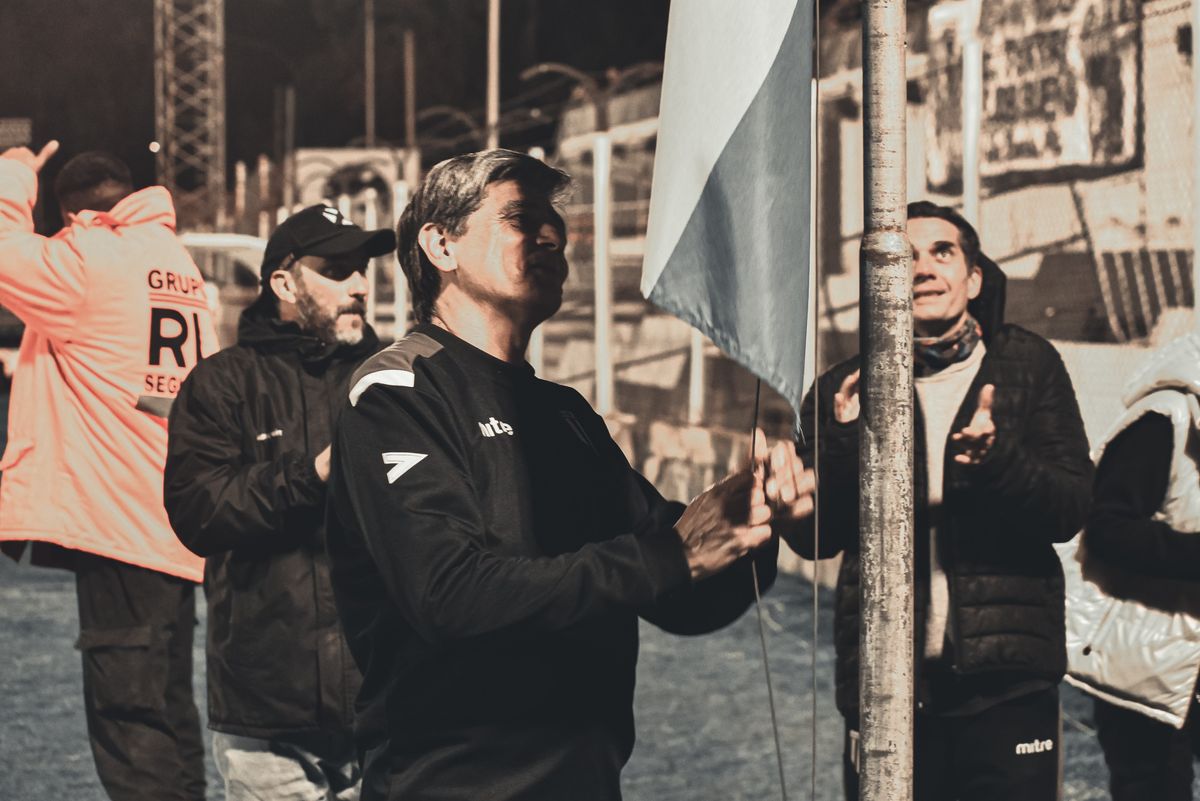 Omar Cochina Olguín izó la bandera Blanquionegra con mucha emoción. Omar Cochina Olguín izó la bandera Blanquionegra con mucha emoción.