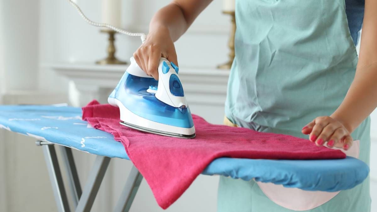 Cómo limpiar la plancha con un truco casero usando solamente sal Cómo limpiar la plancha con un truco casero usando solamente sal