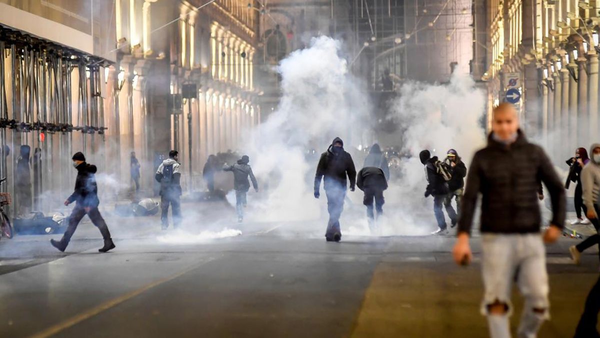 Disturbios en varias ciudades de Italia donde varios sectores se oponen las medidas para frenar el coronavirus.