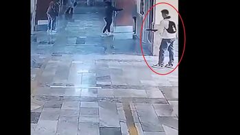 Adolescente abrió fuego con una escopeta en una escuela: el video del momento Adolescente abrió fuego con una escopeta en una escuela: el video del momento
