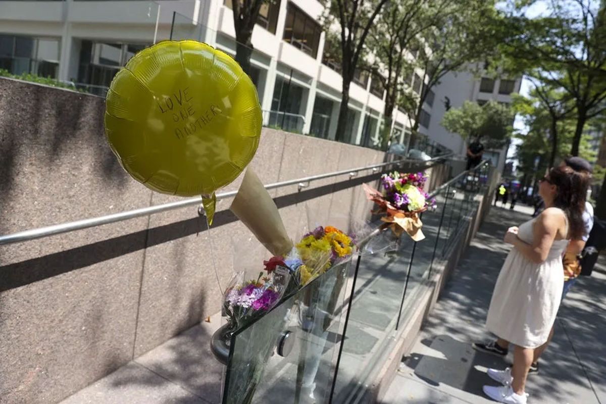 Personas dejan mensajes, este 29 de julio de 2025, en un memorial por las víctimas de un tiroteo el día anterior en Nueva York. Crédito: EFE/Sarah Yenesel. Personas dejan mensajes, este 29 de julio de 2025, en un memorial por las víctimas de un tiroteo el día anterior en Nueva York. Crédito: EFE/Sarah Yenesel.