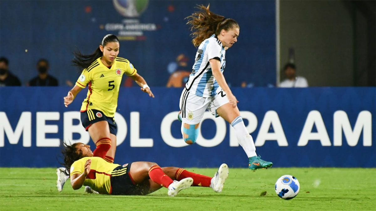 La mendocina Estefanía Banini, de Argentina, está en plena acción ante Collombia.