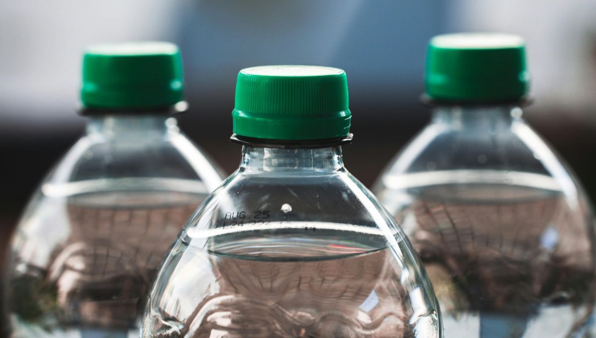 El verde se emplea habitualmente para señalar agua con gas (carbonatada) o variantes que incluyen aromatizantes y sabores frutales naturales. El verde se emplea habitualmente para señalar agua con gas (carbonatada) o variantes que incluyen aromatizantes y sabores frutales naturales.