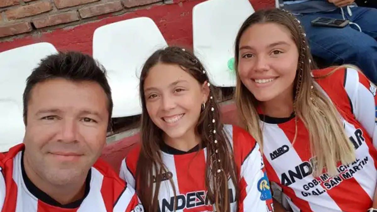 Damián Reyes junto a sus hijas Mía y Lola en la cancha del Atlético San Martín.