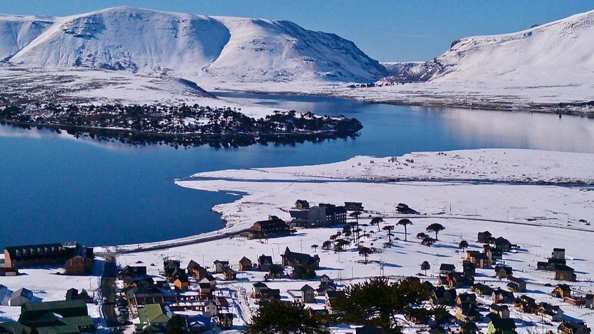 El pueblo tiene el paisaje típico de la Patagonia. El pueblo tiene el paisaje típico de la Patagonia.