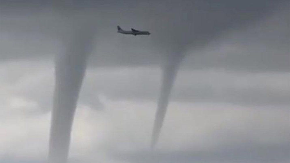 Video: un avión pasa volando entre tres tornados