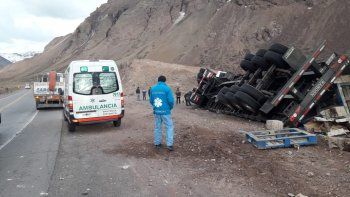 Un camión volcó en la Curva de Yeso, en Uspallata