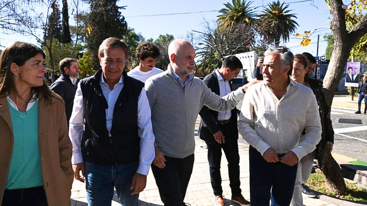Una foto que De Marchi no hubiera querido ver en Luján: Horacio Rodríguez Larreta brindándole su apoyo al precandidato a gobernador, Alfredo Cornejo. También elogió al gobernador Rodolfo Suarez. Los acompaña la senadora nacional Guadalupe Tagliaferri. Una foto que De Marchi no hubiera querido ver en Luján: Horacio Rodríguez Larreta brindándole su apoyo al precandidato a gobernador, Alfredo Cornejo. También elogió al gobernador Rodolfo Suarez. Los acompaña la senadora nacional Guadalupe Tagliaferri.