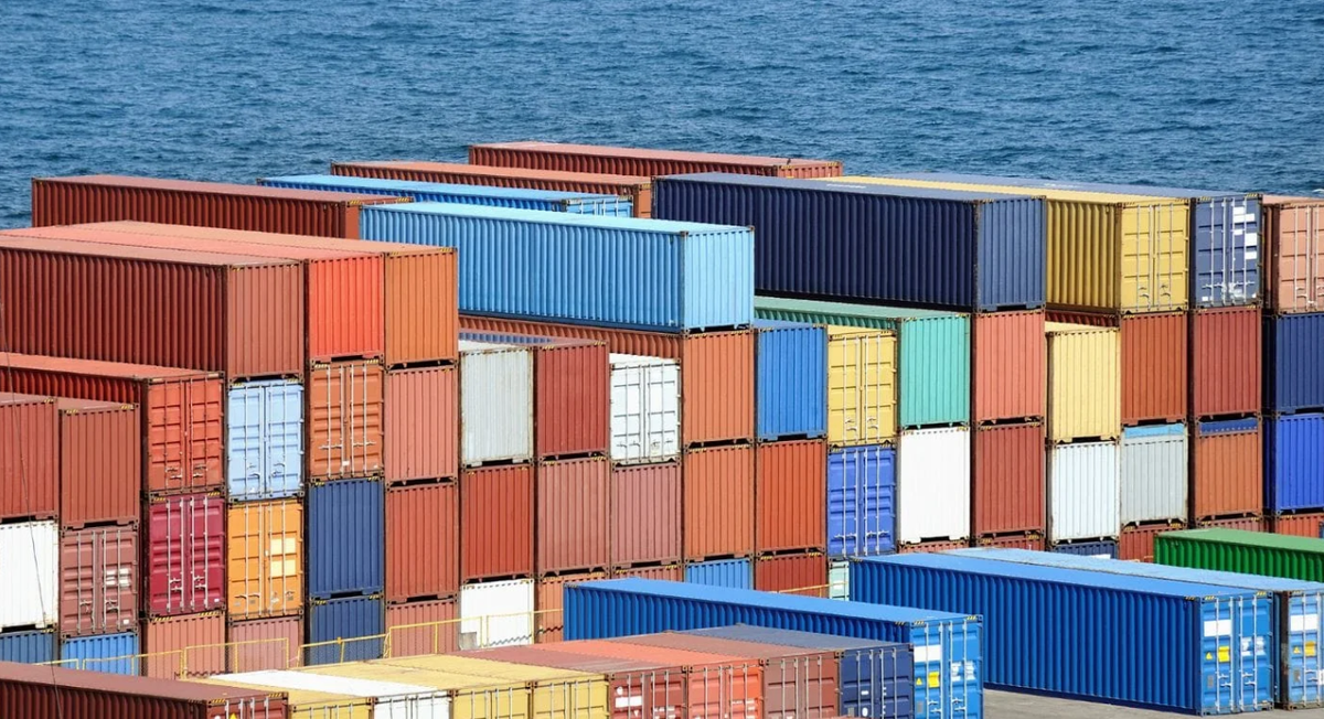 Ni container ni conteiner: la RAE dejó bien claro cuál es la palabra indicada en español